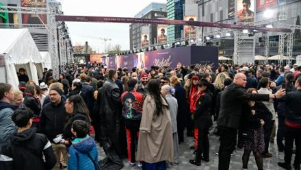 Des fans rassemblés pour l'avant-première mondiale du biopic sur Michael Jackson, « Michael », à l'Uber Eats Music Hall de Berlin, le 10 avril 2026