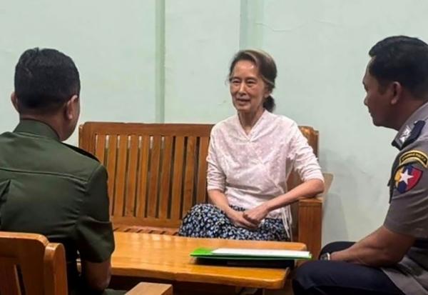 Photo non datée fournie par la junte birmane le 30 avril 2026 montrant Aung San Suu Kyi (au centre) dans un lieu non précisé.