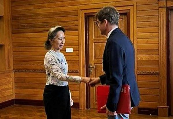 Cette photo, prise et diffusée le 3 août 2026 par le Bureau présidentiel de la presse et de l'information (PPIB) de Birmanie, montre l'ancienne dirigeante Aung San Suu Kyi (à gauche), détenue en résidence surveillée, lors d'un entretien avec Arnaud de Baecque, représentant résident du Comité international de la Croix-Rouge (CICR) en Birmanie, à Naypyidaw.