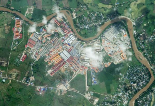 Photo satellite de Planet Labs PB, prise et diffusée le 9 novembre 2025, montrant le complexe KK Park après une opération militaire ayant causé des dégâts dans ce centre d'arnaques en ligne, dans le canton de Myawaddy, à l'est de la Birmanie, en face au district de Mae Sot (en haut et à droite), dans la province thaïlandaise frontalière de Tak