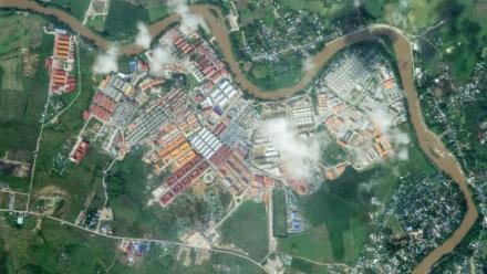 Photo satellite de Planet Labs PB, prise et diffusée le 9 novembre 2025, montrant le complexe KK Park après une opération militaire ayant causé des dégâts dans ce centre d'arnaques en ligne, dans le canton de Myawaddy, à l'est de la Birmanie, en face au district de Mae Sot (en haut et à droite), dans la province thaïlandaise frontalière de Tak