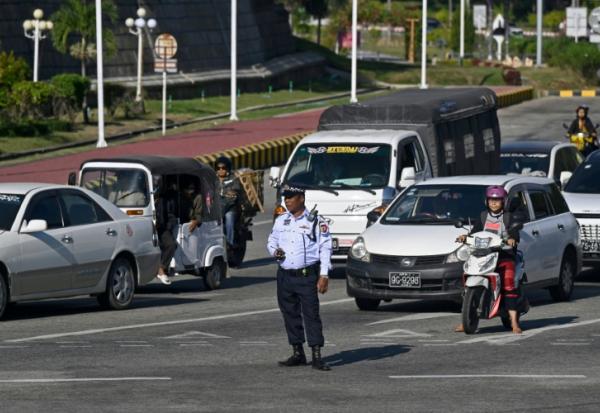Un agent de la circulation à Naypyidaw le 29 décembre 2025, un jour après la première phase de l’élection générale en Birmanie