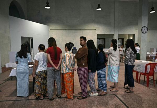 Des électeurs font la queue dans un bureau de vote à Rangoun, le 28 décembre 2025