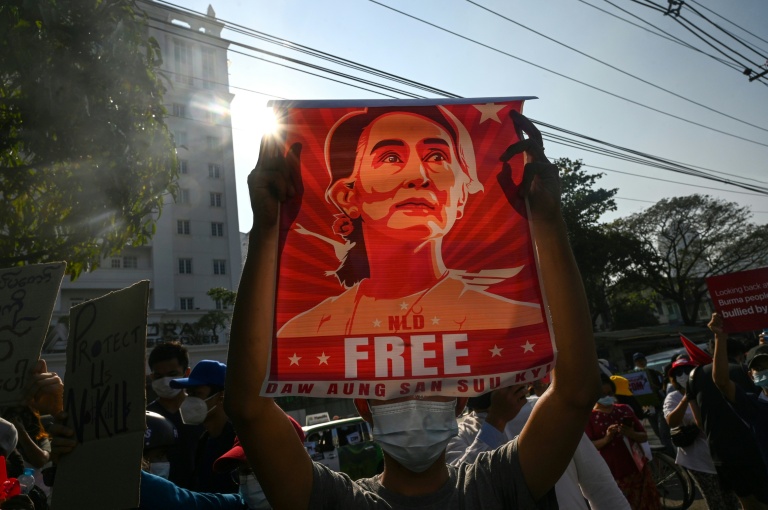Un portrait d'Aung San Suu Kyi lors d'une manifestation à Rangoun, en Birmanie, le 15 février 2021