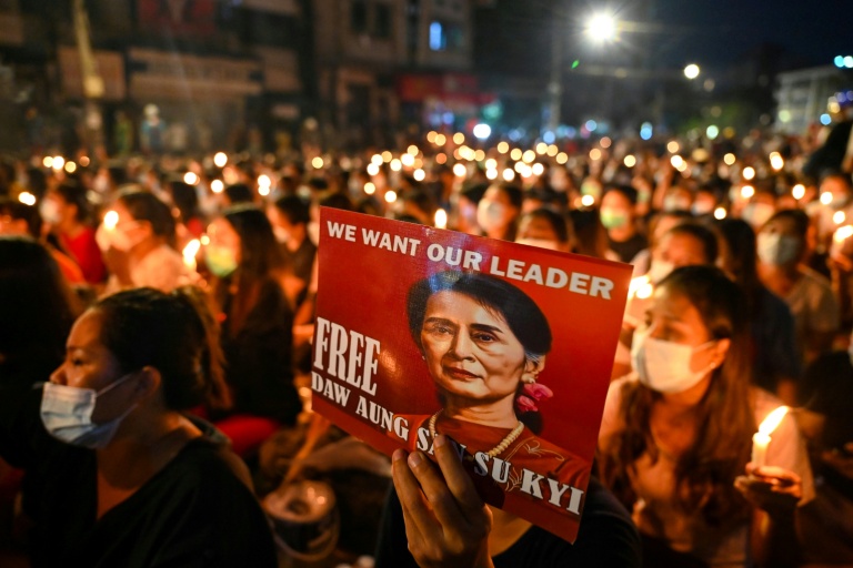 Un portrait de l'ancienne dirigeante birmane Aung San Suu Kyi lors d'un rassemblement pour demander sa libération, à Rangoun le 13 mars 2021 en Birmanie