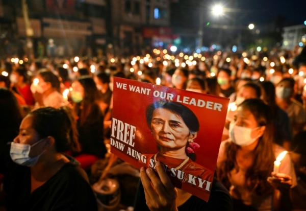 Un portrait de l'ancienne dirigeante birmane Aung San Suu Kyi lors d'un rassemblement pour demander sa libération, à Rangoun le 13 mars 2021 en Birmanie