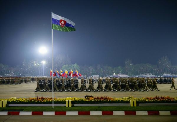 Des militaires birmans défilent à Naypyidaw, capitale de la Birmanie, le 27 mars 2026