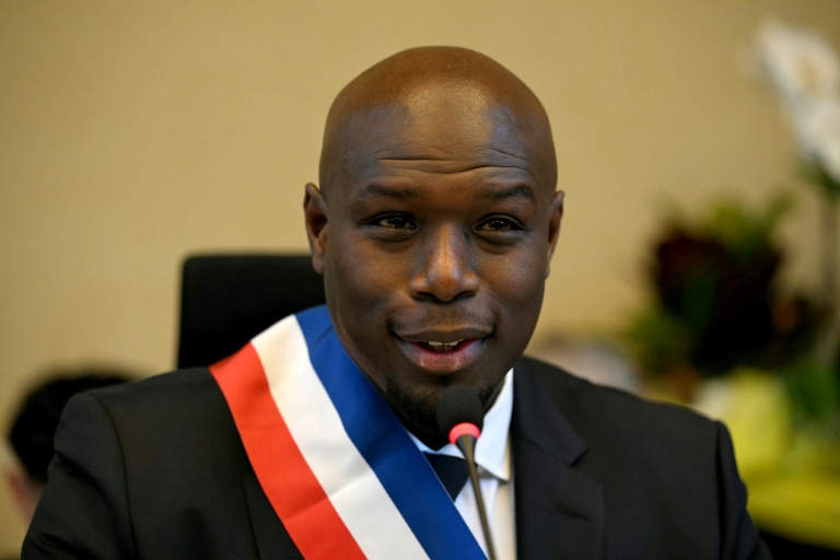 Le nouveau maire du Blanc-Mesnil, Demba Traoré, s'exprime après son élection, le 29 mars 2026 au Blanc-Mesnil