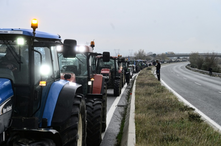 Des agriculteurs essaient de bloquer la route menant au poste de douanes de Promachonas, à la frontière entre la Grèce et la Bulgarie, près de Thessalonique (Grèce) le 3 décembre 2025