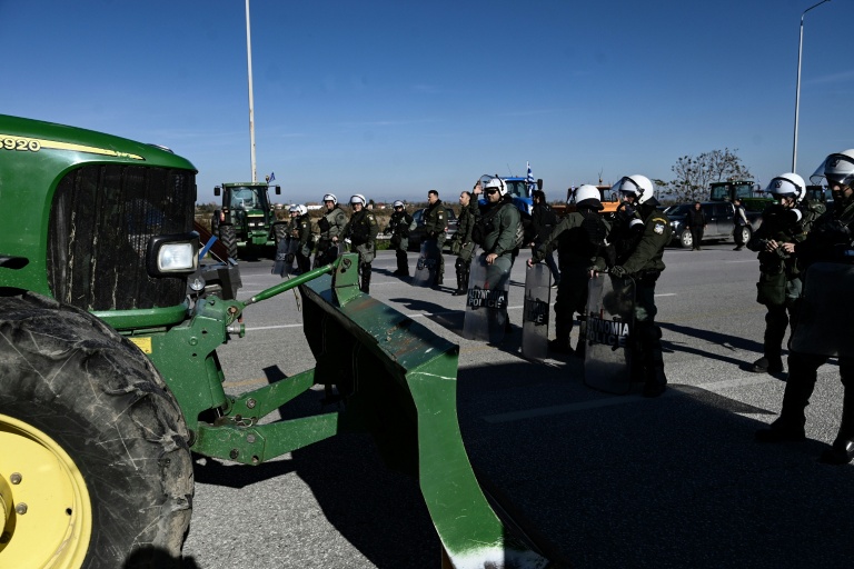 La police grecque sur une route nationale bloquée par des agriculteurs protestant contre les retards de versement de subventions de l'UE suite à un scandale de fraudes, le 1er décembre 2025 près de Thessalonique (Grèce)