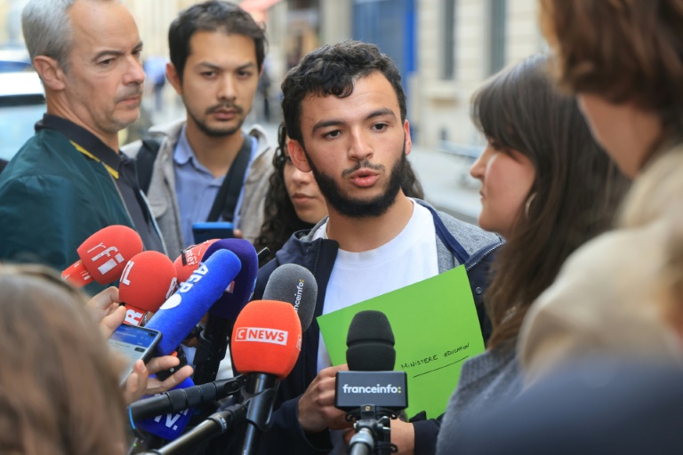 Le secrétaire général l'Union syndicale lycéenne (USL) Ryad Rani s'adresse à la presse après une rencontre avec le ministre de l'Education nationale le 2 octobre 2026 à Paris