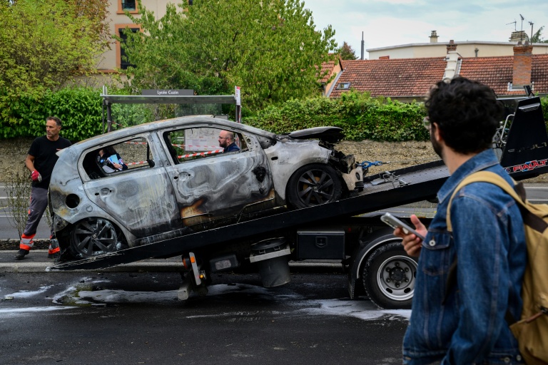 Une voiture brûlée lors d'une manifestation de lycéens devant le lycée André Cuzin à Caluire-et-Cuire, près de Lyon, le 30 septembre 2026