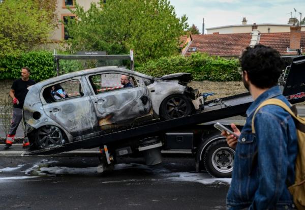 Une voiture brûlée lors d'une manifestation de lycéens devant le lycée André Cuzin à Caluire-et-Cuire, près de Lyon, le 30 septembre 2026