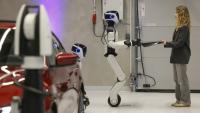 AEON, un robot humanoïde créé par l’entreprise Hexagon, remet une pièce destinée à une voiture alors qu’il est présenté par le consructeur automobile BMW à Munich (Allemagne), le 27 février 2026