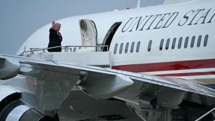 Le président américain Donald Trump montant à bord d'Air Force One à l'aéroport d'Oakland County International (Michigan), le 27 juillet 2026