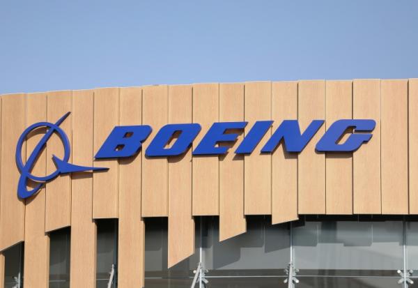 Boeing était en concurrence avec le groupe américain Lockheed Martin pour le contrat avec l'Air Force, et avec le groupe de défense américain Northrop Grumman pour le contrat avec l'US Navy