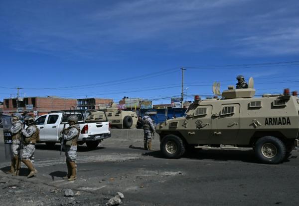 Des soldats et des policiers militaires sont déployés à Cruce Ventilla, dans la ville d'El Alto en Bolivie, le 20 juin 2026, après l'instauration de l'état d'exception