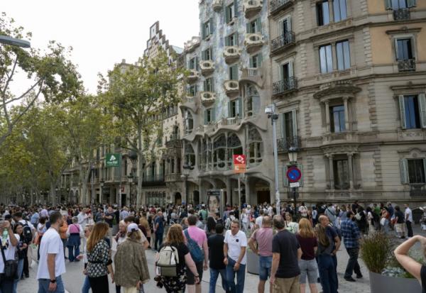 Des touristes à Barcelone, en Espagne, le 11 octobre 2024