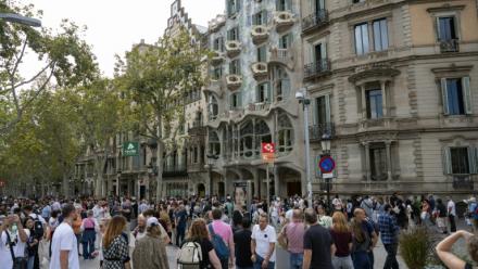 Des touristes à Barcelone, en Espagne, le 11 octobre 2024