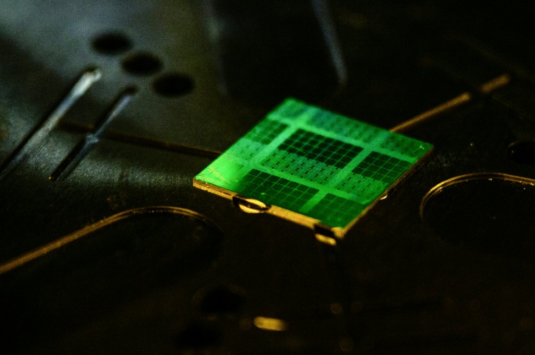 Une puce découpée dans une plaquette de semi-conducteur à Séoul, le 30 avril 2025 en Corée du Sud