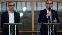 Pierre Hurmic, à gauche, avec à sa droite Thomas Cazenave, lors d'un débat le 26 février 2026, à Bordeaux