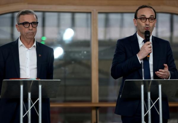 Pierre Hurmic (g) et Thomas Cazenave, lors d'un débat le 26 février 2026, à Bordeaux
