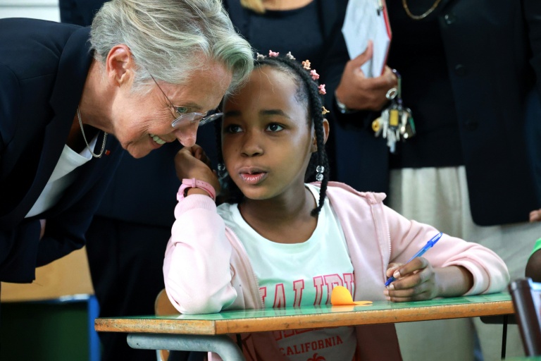 La ministre de l'Education Elisabeth Borne, discute avec une élève à l'occasion de la rentrée scolaire dans le quartier de Primat, à Saint-Denis de la Réunion, sur l'île de La Réunion, le 19 août 2025