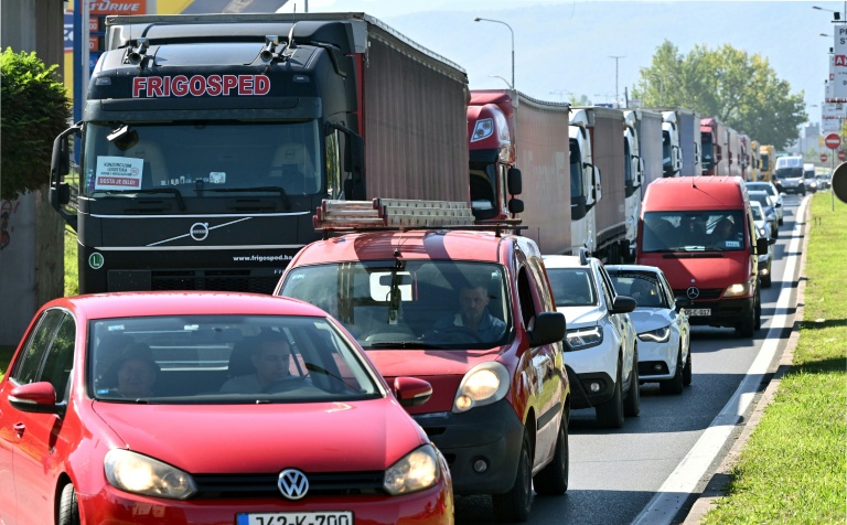 File de véhicules immobilisés le 1er septembre 2025 à la sortie de Sarajevo dans le cadre d'une manifestation de chauffeurs routiers contre une réglementation européenne