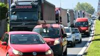 File de véhicules immobilisés le 1er septembre 2025 à la sortie de Sarajevo dans le cadre d'une manifestation de chauffeurs routiers contre une réglementation européenne