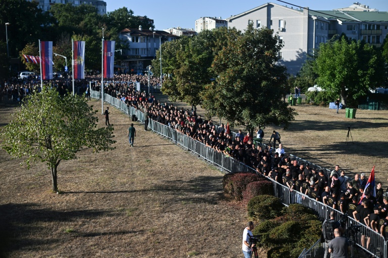 Des personnes en deuil font la queue  pour participer à un hommage public, le jour de la cérémonie funéraire de l'ancien chef militaire serbe de Bosnie Ratko Mladić, à l'église Saint-Luka de Belgrade, le 7 septembre 2026 en Serbie