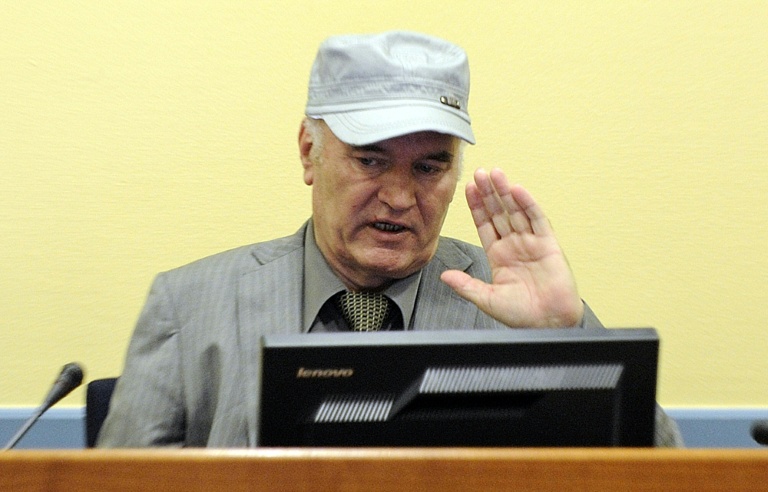 L'ex-chef militaire des Serbes de Bosnie, le général Ratko Mladić, dans la salle d'audience lors de sa comparution initiale devant le Tribunal pénal international pour l'ex-Yougoslavie (TPIY) à La Haye, le 3 juin 2011