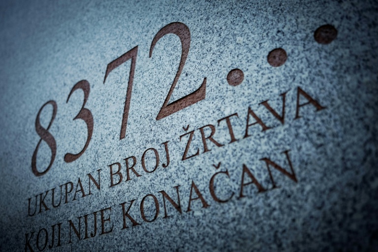 Un monument portant l'inscription 
