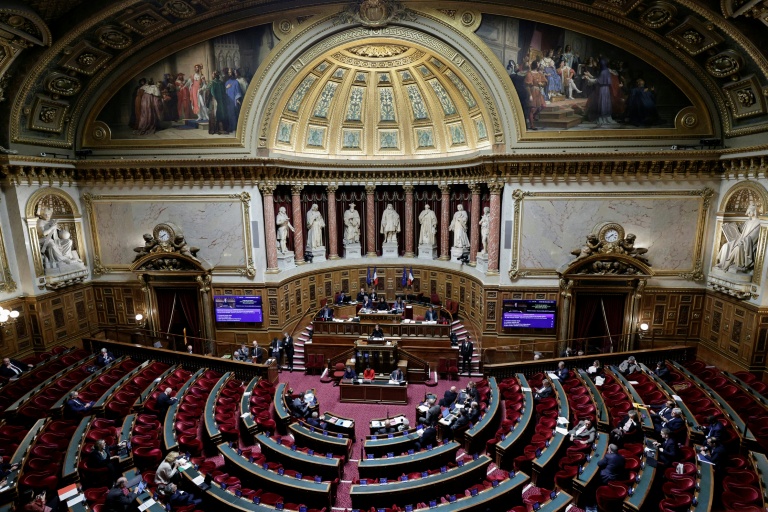 Après l'échec d'une première réforme retirée face à la fronde des syndicats, l'encadrement du travail des salariés des boulangers et fleuristes le 1er-Mai fait l'objet d'un projet de loi examiné mardi au Sénat
