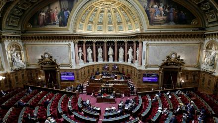 Après l'échec d'une première réforme retirée face à la fronde des syndicats, l'encadrement du travail des salariés des boulangers et fleuristes le 1er-Mai fait l'objet d'un projet de loi examiné mardi au Sénat