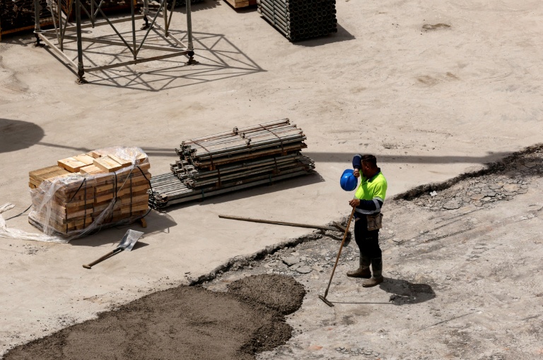 Un ouvrier sur un chantier de construction à Madrid, le 22 juin 2026, lors d'une vague de chaleur en Espagne