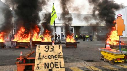 Des feux allumés lors d'une manifestation à l'usine Brandt de Vendôme dans le Loir-et-Cher, le 11 décembre 2025