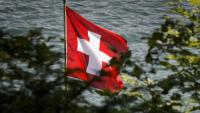 Drapeau suisse flottant sur le lac de Lucerne, le 5 juin 2015