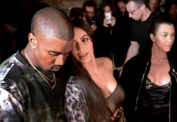 (g-d) Kanye West, Kim Kardashian et sa soeur Kourtney Kardashian assistent à un défilé de mode à Paris, le 29 septembre 2016
