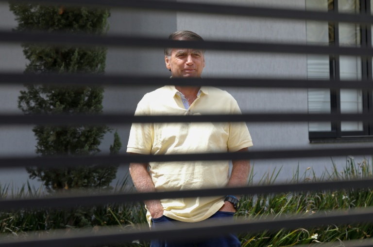 L'ancien président brésilien Jair Bolsonaro devant sa résidence à Brasilia le 3 septembre 2025