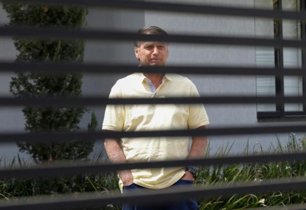 L'ancien président brésilien Jair Bolsonaro devant sa résidence à Brasilia le 3 septembre 2025