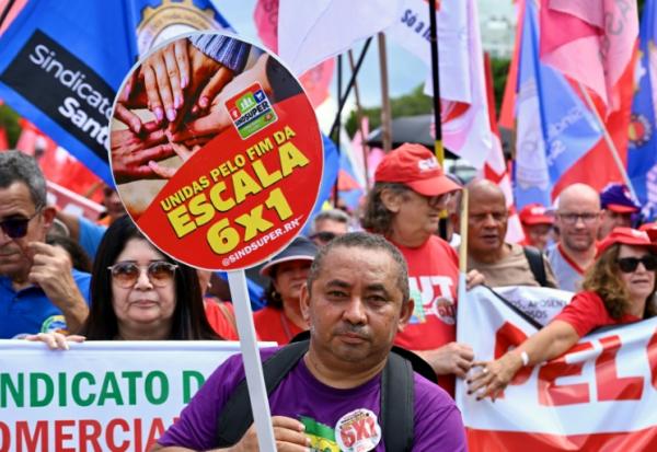 Des travailleurs manifestent pour la fin de la semaine de travail de 6 jours à Brasilia, le 15 avril 2026