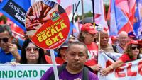 Des travailleurs manifestent pour la fin de la semaine de travail de 6 jours à Brasilia, le 15 avril 2026