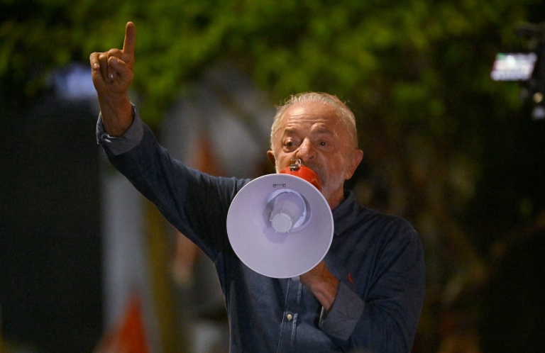 Le président de gauche Lula s'adresse à ses partisans après sa victoire au second tour de la présidentielle à Sao Paulo, dans le sud-est du Brésil, le 25 octobre 2026