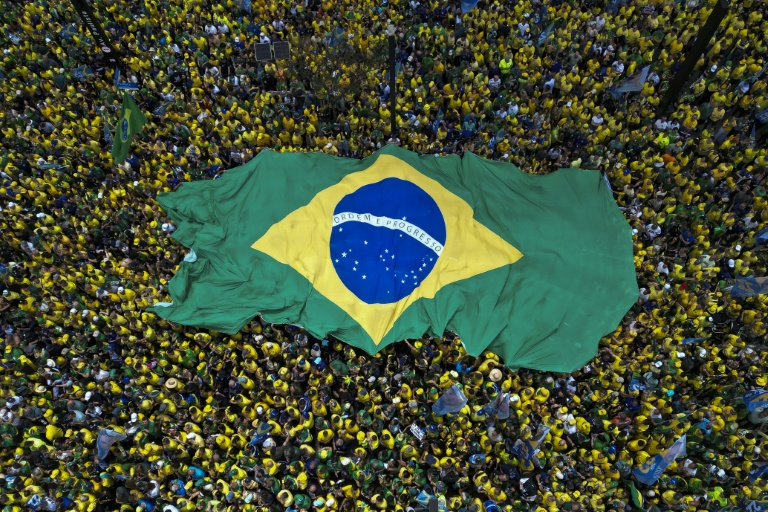 Vue aérienne des partisans du sénateur Flavio Bolsonaro, candidat du Parti libéral (PL) à la présidentielle, lors d'un rassemblement avant le second tour de l'élection, à Sao Paulo, le 18 octobre 2026 au Brésil