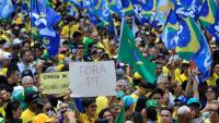 Des partisans de Flavio Bolsonaro, candidat du Parti libéral (PL) à la présidentielle, participent à un rassemblement à São Paulo, le 18 octobre 2026 au Brésil, avant le second tour de l'élection 