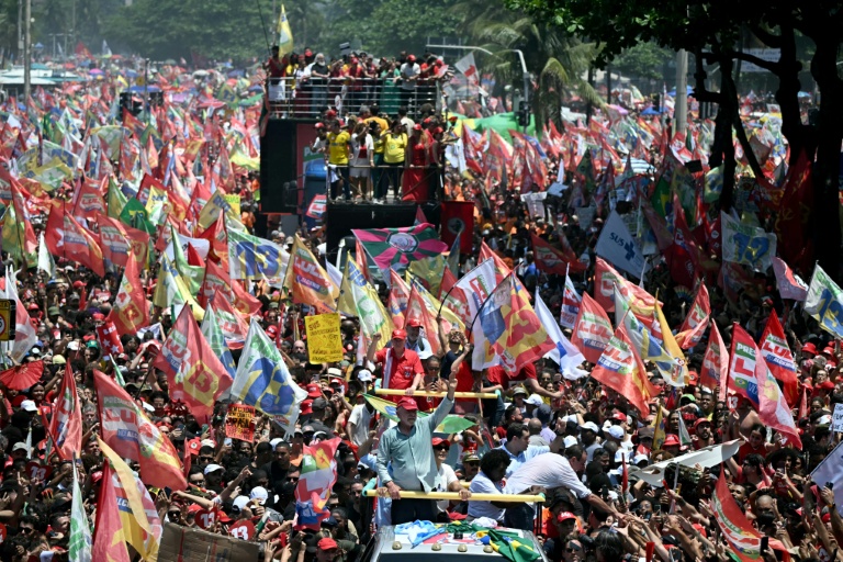 Le président brésilien Luiz Inacio Lula da Silva (au centre, en bas), candidat à sa réélection sous les couleurs du Parti des travailleurs, défile sur la plage de Copacabana, à Rio de Janeiro, le 24 octobre 2026