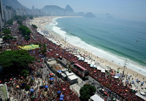 Le président brésilien Lula à l'arrière d'un camion de campagne qui se frayait un passage à travers une foule immense de partisans, à Rio de Janeiro, le 24 octobre 2026
