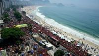 Le président brésilien Lula à l'arrière d'un camion de campagne qui se frayait un passage à travers une foule immense de partisans, à Rio de Janeiro, le 24 octobre 2026