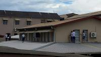 Des élèves de l'Institut Sao José sont réfugiés sur le toit alors qu'un adolescent a ouvert le feu dans l'établissement, à Rio Branco, dans l'Etat amazonien d'Acre, au Brésil, le 5 mai 2026