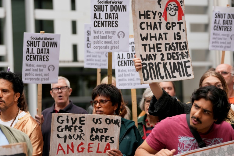 Manifestation contre l'approbation d'un centre de données prévu dans les plans de réaménagement du quartier de Brick Lane, le 4 septembre 2026 à Londres